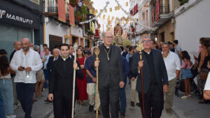 Las calles de Los Palacios se llenan ante la salida procesional de la Virgen de las Nieves