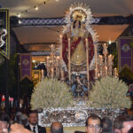 Las calles de Los Palacios se llenan ante la salida procesional de la Virgen de las Nieves