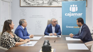 El alcalde de Los Palacios recibe al equipo directivo de la nueva oficina de Cajamar