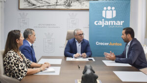 El alcalde de Los Palacios recibe al equipo directivo de la nueva oficina de Cajamar
