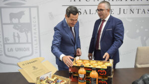 El presidente de la Junta de Andalucía visita el Ayuntamiento de Los Palacios y Villafranca