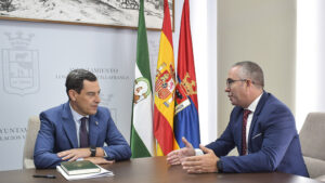 El presidente de la Junta de Andalucía visita el Ayuntamiento de Los Palacios y Villafranca