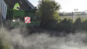 El Ayuntamiento de Los Palacios ejecuta un nuevo proyecto de arreglo de caminos rurales con riego asfáltico