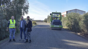Arreglado el camino perimetral de la pedanía de Maribáñez con el sistema de riego asfáltico