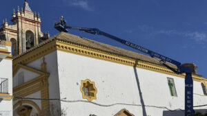 Se retiran 1.750 kilos de nidos de cigüeña de la Iglesia de San Francisco por motivos de seguridad