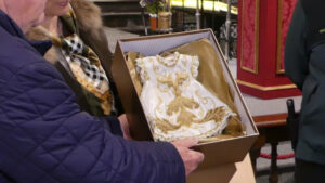 La Guardia Civil devuelve al Santuario de Consolación el traje sustraído del Niño Jesús