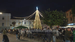 Utrera da la bienvenida a la Navidad con el alumbrado en la plaza Pío XII