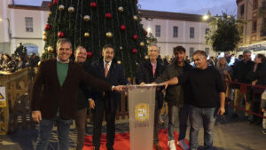 Utrera da la bienvenida a la Navidad con el alumbrado en la plaza Pío XII