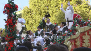 La Cabalgata de Papá Noel y la Reina de la Navidad vuelve a llenar Utrera de ilusión navideña