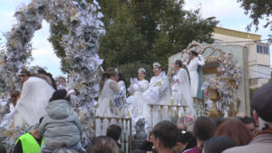 La Cabalgata de Papá Noel y la Reina de la Navidad vuelve a llenar Utrera de ilusión navideña