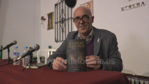La peña flamenca Curro de Utrera acogió la presentación de “El latido de la Cruz” de José Manuel Carnerero