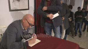 La peña flamenca Curro de Utrera acogió la presentación de “El latido de la Cruz” de José Manuel Carnerero