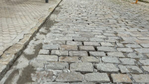 El PSOE denuncia el deterioro del adoquinado de la calle Cristóbal Colón dos meses después de la obra