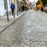 El PSOE denuncia el deterioro del adoquinado de la calle Cristóbal Colón dos meses después de la obra