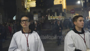 El Cristo de Santiago recorrió Utrera en el solemne Vía Crucis del primer viernes de Cuaresma