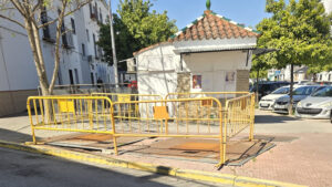 La calle Molares de Utrera verá reparado su acerado y el entorno de los contenedores soterrados deteriorados