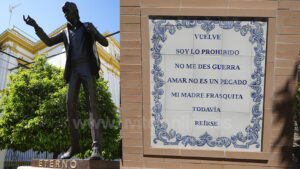 La estatua de Bambino, obra de Blasco Rivero, ya luce en la Plaza de la Constitución