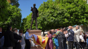 La estatua de Bambino, obra de Blasco Rivero, ya luce en la Plaza de la Constitución