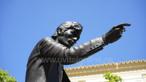 La estatua de Bambino, obra de Blasco Rivero, ya luce en la Plaza de la Constitución