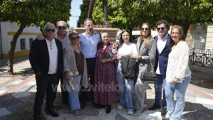 La estatua de Bambino, obra de Blasco Rivero, ya luce en la Plaza de la Constitución