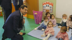 Juanma Moreno destaca el crecimiento de Los Molares tras duplicar su escuela infantil