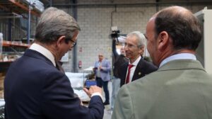 El alcalde de Utrera y el consejero de Industria visitan la empresa Squadra Electric