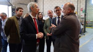 El alcalde de Utrera y el consejero de Industria visitan la empresa Squadra Electric