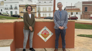 El Parque de El Muro de Utrera ya luce el azulejo en honor al Pueblo Gitano