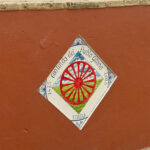 El Parque de El Muro de Utrera ya luce el azulejo en honor al Pueblo Gitano