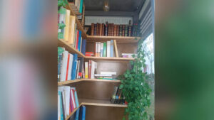 El Coronil pone en marcha una “Biblioteca Libre” para fomentar el intercambio de libros entre vecinos