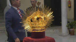 La Hermandad de Jesús Nazareno desvela la corona de la Virgen de las Angustias en el Ayuntamiento de Utrera