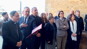 El obispo auxiliar de Sevilla bendice la Puerta del Perdón de Santa María de la Mesa en Utrera