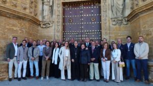 El obispo auxiliar de Sevilla bendice la Puerta del Perdón de Santa María de la Mesa en Utrera