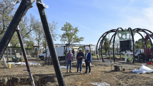 Un tomate gigante para jugar: nuevo parque infantil en el Parque de las Marismas
