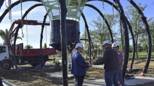 Un tomate gigante para jugar: nuevo parque infantil en el Parque de las Marismas