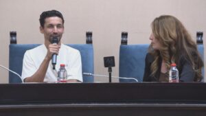 El lado más humano de Jesús Navas conquista al Aula de la Experiencia de Utrera