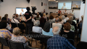 La Casa de la Cultura de Los Palacios y Villafranca acogió en la tarde de este jueves el segundo de los eventos del proyecto “Mayores Activos” de UVITEL, una jornada centrada en la salud y el bienestar de las personas mayores bajo el título “Salud, Alimentación y Bienestar Emocional Senior”. La cita reunió a distintos profesionales especializados en psicología, actividad física, nutrición y desarrollo emocional, que compartieron conocimientos y experiencias sobre envejecimiento saludable. La sesión comenzó con unas palabras de la delegada de Recursos Humanos y Hacienda y Tercera Teniente de Alcalde de Los Palacios y Villafranca, Rocío Lay García, quien aseguró que desde el Ayuntamiento están promoviendo constantemente actividades como esta: “Queremos seguir colaborando porque nuestros mayores no sois solo memoria del pasado, sino que sois presente, experiencia y patrimonio de nuestro pueblo”, comentó la delegada a la par que agradecía la participación de todos los invitados de la jornada. Cambios con la edad La primera ponencia tuvo como título “Cambios con la edad”, a cargo de Ester Bernal Guzmán, Psicóloga y Gerontóloga Social y responsable del proyecto ‘Sevilla Acompaña’ de la Fundación Doña María (FUNDOMAR). A través de su presentación, Ester comentó los cinco aspectos fundamentales que pueden afectar a nuestro bienestar psicológico: “Son cambios y procesos que vamos a tener habitualmente con la edad”. Ester Bernal llegó a la conclusión de que se puede aprender de esos cambios para alcanzar la denominada “Madurez psicológica”, un concepto que se caracteriza “por ser muy flexible y de aprendizaje continuo” y que puede culminar con la sabiduría y con la adquisición de valores sociales, ético y morales. Importancia del ejercicio físico y sus beneficios en las personas mayores A continuación tomó la palabra Lamberto Conde Fernández, licenciado en Ciencias de la Actividad Física y del Deporte por la Universidad de Sevilla y gerente de ESYDE Dogesport S.L., quien abordó la importancia del ejercicio físico y sus beneficios en las personas mayores. En su ponencia Lamberto explicó que España es uno de los países con mayor longevidad y calidad de vida del mundo, y por tanto “cuidarse y hacer actividades es necesario a cierta edad para evitar el sedentarismo y el estar constantemente en casa con el cuerpo inactivo”. Además, Lamberto profundizó en algunas de las consecuencias que sufre nuestro cuerpo al envejecer si no entrenamos fuerza: “Menor resistencia muscular, mayor fatiga, riesgo de caída, dificultad para actividades diarias... todo ello se puede combatir entrenando fuerza”, comentó Lamberto. Alimentación en personas mayores Tras la ponencia de Lamberto, Lucía Cortés Baya tomó el relevo centrando su charla en la alimentación saludable y la relación entre nutrición y bienestar general en edades avanzadas. La joven licenciada en Dietética y Nutrición especializada en los TCA y Obesidad, así como experta en nutrición de la Clínica Searus, puso en valor la importancia de no ver la dieta como algo restrictivo y que implique sufrimiento: “Al final todo depende de encontrar el equilibrio, más allá de las cosas básicas que no hay que saltarse como beber agua o comer fruta”. Lucía incidió también en los cambios fisiológicos al cumplir años en lo relativo a la comida: “La sensación de hambre y de sed disminuye con el tiempo, además de las dificultades al tragar y digerir los alimentos”. En ese sentido, Lucía comentó que es normal experimentar cambios así sin Bienestar emocional y hábitos saludables La programación continuó con la intervención de Antonio Soto Vázquez, docente especialista en educación física, director del CEIP Rodrigo Caro y miembro de ASEDEM (Asociación Española de Desarrollo Emocional), quien habló sobre bienestar emocional y hábitos saludables. La intervención de Antonio fue amena y participativa, animando a todos los asistentes a levantarse y activar el cuerpo al ritmo de la música, así como a darse abrazos los unos con los otros para fortalecer los vínculos entre personas. Además, Antonio dio tres recomendaciones clave a nivel de bienestar emocional: aceptación, conexión y agradecimiento. Estas tres claves consisten en aceptar las cosas que no podemos cambiar, entablar relaciones con otros seres humanos para sentirnos queridos y evitar la soledad no deseada y valorar todas las cosas que tenemos en nuestra vida y que a veces no apreciamos hasta que lo perdemos. Ansiedad, depresión y sacrificio constante Por último Daniel Zequeira Sánchez, psicólogo general sanitario, terapeuta EMDR y Director Facultativo en Medicalsur, cerró el turno de ponencias explicando distintos aspectos relacionados con las terapias EMDR y su aplicación en el ámbito emocional. Entre los aspectos que trató en su ponencia, Daniel habló de la ansiedad y de cómo combatirla: “la distracción es lo mejor, la técnica de respiración diafragmática ayuda bastante”, explicó Daniel mientras realizaba un ejemplo de cómo realizar correctamente la técnica, sujetando nuestra mano en el estómago mientras inhalamos y expulsamos lentamente. Además, Daniel explicó que muchas veces ejercemos tantos roles a lo largo de nuestra vida que en ocasiones, entre sacrificio y sacrificio, nos olvidamos de cuidarnos a nosotros mismos, y esto puede derivar en sentimientos de tristeza que agravados pueden provocar una depresión. La jornada concluyó con una mesa redonda y una puesta en común entre participantes y asistentes, generando un espacio de diálogo e intercambio de experiencias sobre salud, envejecimiento activo y bienestar emocional en las personas mayores.