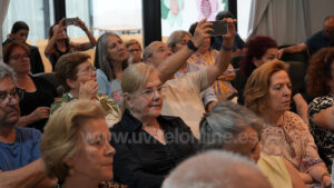 La Casa de la Cultura de Los Palacios y Villafranca acogió en la tarde de este jueves el segundo de los eventos del proyecto “Mayores Activos” de UVITEL, una jornada centrada en la salud y el bienestar de las personas mayores bajo el título “Salud, Alimentación y Bienestar Emocional Senior”. La cita reunió a distintos profesionales especializados en psicología, actividad física, nutrición y desarrollo emocional, que compartieron conocimientos y experiencias sobre envejecimiento saludable. La sesión comenzó con unas palabras de la delegada de Recursos Humanos y Hacienda y Tercera Teniente de Alcalde de Los Palacios y Villafranca, Rocío Lay García, quien aseguró que desde el Ayuntamiento están promoviendo constantemente actividades como esta: “Queremos seguir colaborando porque nuestros mayores no sois solo memoria del pasado, sino que sois presente, experiencia y patrimonio de nuestro pueblo”, comentó la delegada a la par que agradecía la participación de todos los invitados de la jornada. Cambios con la edad La primera ponencia tuvo como título “Cambios con la edad”, a cargo de Ester Bernal Guzmán, Psicóloga y Gerontóloga Social y responsable del proyecto ‘Sevilla Acompaña’ de la Fundación Doña María (FUNDOMAR). A través de su presentación, Ester comentó los cinco aspectos fundamentales que pueden afectar a nuestro bienestar psicológico: “Son cambios y procesos que vamos a tener habitualmente con la edad”. Ester Bernal llegó a la conclusión de que se puede aprender de esos cambios para alcanzar la denominada “Madurez psicológica”, un concepto que se caracteriza “por ser muy flexible y de aprendizaje continuo” y que puede culminar con la sabiduría y con la adquisición de valores sociales, ético y morales. Importancia del ejercicio físico y sus beneficios en las personas mayores A continuación tomó la palabra Lamberto Conde Fernández, licenciado en Ciencias de la Actividad Física y del Deporte por la Universidad de Sevilla y gerente de ESYDE Dogesport S.L., quien abordó la importancia del ejercicio físico y sus beneficios en las personas mayores. En su ponencia Lamberto explicó que España es uno de los países con mayor longevidad y calidad de vida del mundo, y por tanto “cuidarse y hacer actividades es necesario a cierta edad para evitar el sedentarismo y el estar constantemente en casa con el cuerpo inactivo”. Además, Lamberto profundizó en algunas de las consecuencias que sufre nuestro cuerpo al envejecer si no entrenamos fuerza: “Menor resistencia muscular, mayor fatiga, riesgo de caída, dificultad para actividades diarias... todo ello se puede combatir entrenando fuerza”, comentó Lamberto. Alimentación en personas mayores Tras la ponencia de Lamberto, Lucía Cortés Baya tomó el relevo centrando su charla en la alimentación saludable y la relación entre nutrición y bienestar general en edades avanzadas. La joven licenciada en Dietética y Nutrición especializada en los TCA y Obesidad, así como experta en nutrición de la Clínica Searus, puso en valor la importancia de no ver la dieta como algo restrictivo y que implique sufrimiento: “Al final todo depende de encontrar el equilibrio, más allá de las cosas básicas que no hay que saltarse como beber agua o comer fruta”. Lucía incidió también en los cambios fisiológicos al cumplir años en lo relativo a la comida: “La sensación de hambre y de sed disminuye con el tiempo, además de las dificultades al tragar y digerir los alimentos”. En ese sentido, Lucía comentó que es normal experimentar cambios así sin Bienestar emocional y hábitos saludables La programación continuó con la intervención de Antonio Soto Vázquez, docente especialista en educación física, director del CEIP Rodrigo Caro y miembro de ASEDEM (Asociación Española de Desarrollo Emocional), quien habló sobre bienestar emocional y hábitos saludables. La intervención de Antonio fue amena y participativa, animando a todos los asistentes a levantarse y activar el cuerpo al ritmo de la música, así como a darse abrazos los unos con los otros para fortalecer los vínculos entre personas. Además, Antonio dio tres recomendaciones clave a nivel de bienestar emocional: aceptación, conexión y agradecimiento. Estas tres claves consisten en aceptar las cosas que no podemos cambiar, entablar relaciones con otros seres humanos para sentirnos queridos y evitar la soledad no deseada y valorar todas las cosas que tenemos en nuestra vida y que a veces no apreciamos hasta que lo perdemos. Ansiedad, depresión y sacrificio constante Por último Daniel Zequeira Sánchez, psicólogo general sanitario, terapeuta EMDR y Director Facultativo en Medicalsur, cerró el turno de ponencias explicando distintos aspectos relacionados con las terapias EMDR y su aplicación en el ámbito emocional. Entre los aspectos que trató en su ponencia, Daniel habló de la ansiedad y de cómo combatirla: “la distracción es lo mejor, la técnica de respiración diafragmática ayuda bastante”, explicó Daniel mientras realizaba un ejemplo de cómo realizar correctamente la técnica, sujetando nuestra mano en el estómago mientras inhalamos y expulsamos lentamente. Además, Daniel explicó que muchas veces ejercemos tantos roles a lo largo de nuestra vida que en ocasiones, entre sacrificio y sacrificio, nos olvidamos de cuidarnos a nosotros mismos, y esto puede derivar en sentimientos de tristeza que agravados pueden provocar una depresión. La jornada concluyó con una mesa redonda y una puesta en común entre participantes y asistentes, generando un espacio de diálogo e intercambio de experiencias sobre salud, envejecimiento activo y bienestar emocional en las personas mayores.