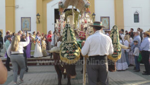 La romería de la Hermandad del Rocío recorrió este martes las calles de Utrera
