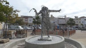 La escultura del Abate Marchena ya luce en su nuevo emplazamiento junto al Centro de Olivareros