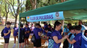 Más de 200 escolares de Utrera participan en el Arcoíris Humano
