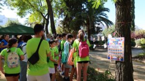 Más de 200 escolares de Utrera participan en el Arcoíris Humano