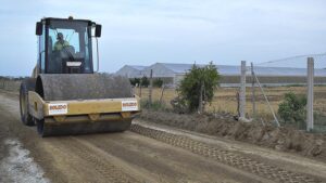 El Ayuntamiento de Los Palacios y Villafranca intensifica con fondos municipales el mantenimiento de la red de caminos rurales