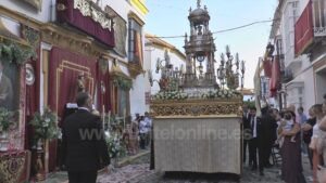 El Corpus Christi de Santiago el Mayor procesionó este domingo por las calles de Utrera