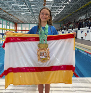 Edurne Ortiz, nadadora del Club Natación Utrera, se proclama triple campeona de Andalucía en Cádiz
