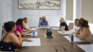 El alcalde de Los Palacios y Villafranca recibe a la nueva junta directiva de la Asociación Aura presidida por Charo Salas