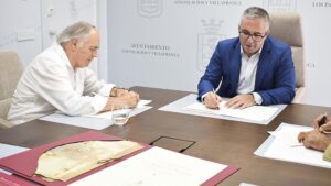 El Ayuntamiento de Los Palacios y Villafranca formaliza el convenio de mecenazgo para la edición facsímil del documento fundacional de la localidad