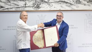 El Ayuntamiento de Los Palacios y Villafranca formaliza el convenio de mecenazgo para la edición facsímil del documento fundacional de la localidad