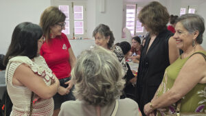 La delegada de Inclusión Social, María Luisa Cava, visita las Escuelas de Verano de la Asociación de Mujeres de Santiago el Mayor en Utrera