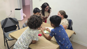La delegada de Inclusión Social, María Luisa Cava, visita las Escuelas de Verano de la Asociación de Mujeres de Santiago el Mayor en Utrera